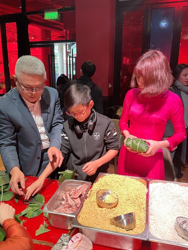 Ấm áp ngày hội gói bánh chưng mừng Xuân Nhâm Dần của cộng đồng người Việt tại Thượng Hải, Trung Quốc