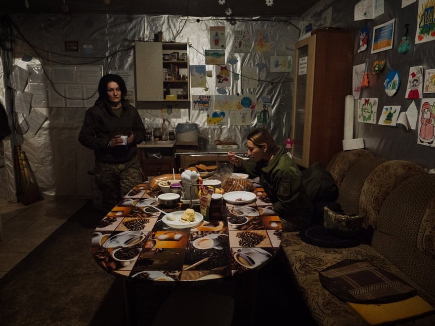 Ảnh ấn tượng tuần (7-13/2): Đồng loạt tập trận ở Đông Âu, sôi sục Nga-Ukraine, Tổng thống Macron bất ngờ về ông Putin