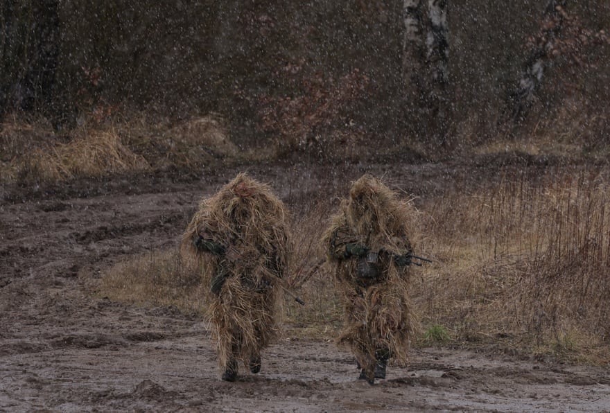 Ảnh ấn tượng tuần (7-13/2): Đồng loạt tập trận ở Đông Âu, sôi sục Nga-Ukraine, Tổng thống Macron bất ngờ về ông Putin