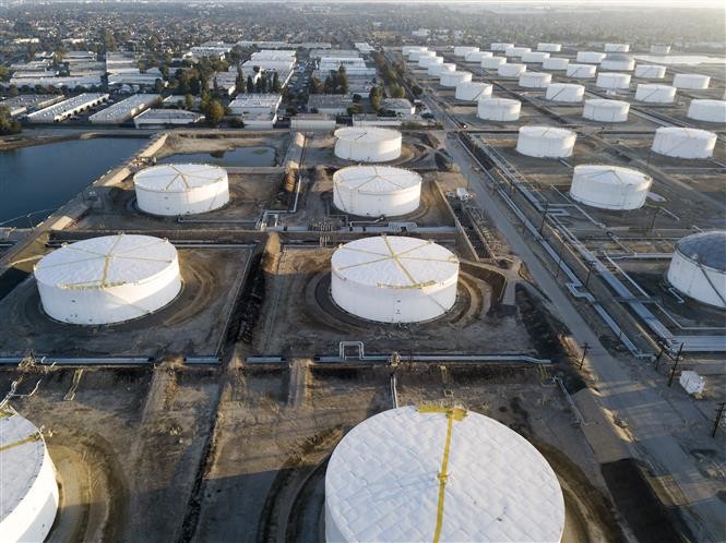Lưỡng đảng Mỹ quan tâm việc cấm năng lượng của Nga. Các bể chứa dầu tại California, Mỹ. (Nguồn: AFP) Lưỡng đảng Mỹ quan tâm việc cấm năng lượng của Nga. Các bể chứa dầu tại California, Mỹ. (Nguồn: AFP)