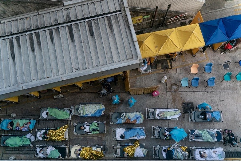 Các bệnh nhân mắc Covid-19 nằm trên giường tại một khu tiếp nhận tạm bệnh nhân bên ngoài Trung tâm Y tế Caritas ở Hong Kong, Trung Quốc, ngày 15/2. Các bệnh viện ở Hong Kong đã bị quá tải bởi đợt bùng phát Covid-19 lớn nhất từ trước tới nay. (Nguồn: Getty)