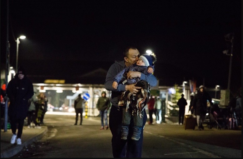 Người dân vượt qua biên giới Ukraine-Slovakia trong bối cảnh chiến sự  tại Ubla, Slovakia. (Nguồn: Getty)