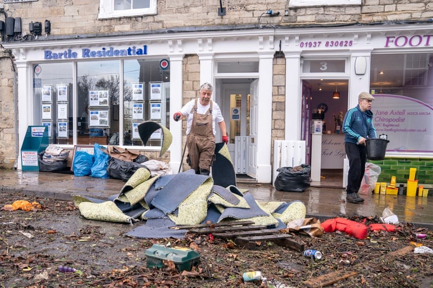 Ảnh ấn tượng tuần (21-27/2): Sắc lệnh lịch sử của Tổng thống Putin, xung đột Nga-Ukraine nóng rẫy, nước mắt, tên lửa, ‘cưới chạy’ ở Kiev