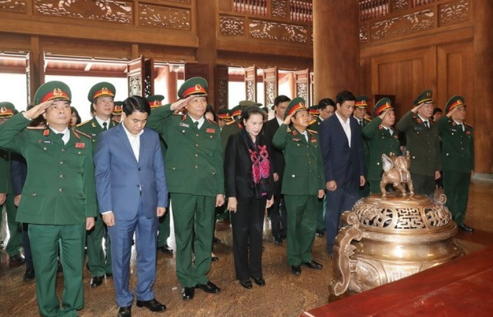 Chủ tịch Quốc hội dâng hương tưởng niệm Chủ tịch Hồ Chí Minh