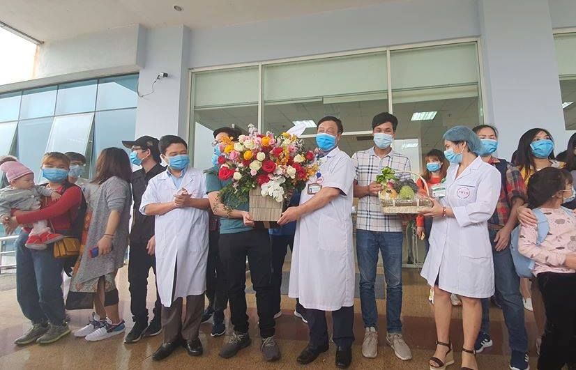 Dịch Covid-19: Sau 21 ngày cách ly, 30 người Việt trở về từ Vũ Hán được ra viện