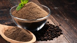 Giá tiêu hôm nay 23/9, thị trường hồ tiêu ‘ngấm đòn’ lạm phát, nhu cầu ngày càng yếu, giá tiêu Việt giảm