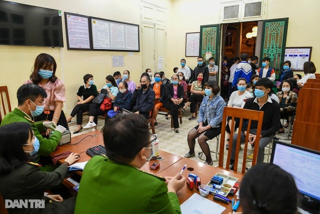 Công an các địa phương trên cả nước đang triển khai làm thẻ căn cước công dân gắn chip cho người dân.