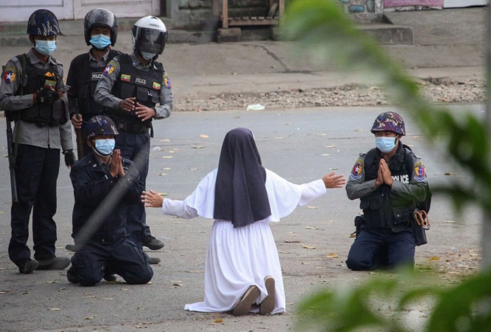 Ảnh ấn tượng tuần (8-14/3): Căng thẳng Myanmar, gói cứu trợ 1.900 tỷ USD tham vọng của Mỹ, Hoàng tử Harry và 'cú ấn nút bom hạt nhân'