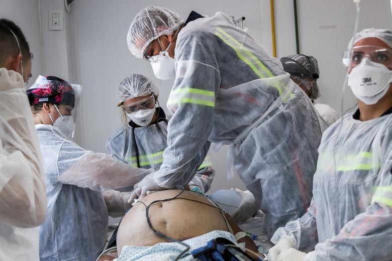 Ảnh ấn tượng tuần (22-28/3): Tâm chấn Covid-19 Brazil, ông Biden lập kỷ lục, cách Tổng thống Nga thể hiện bản thân và căng thẳng Myanmar