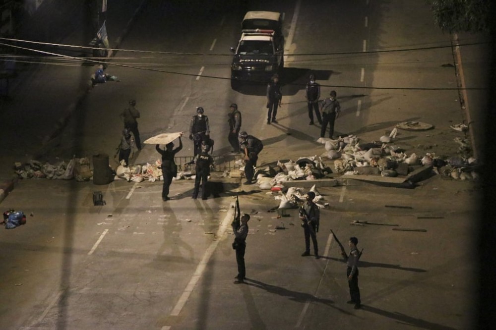 Ảnh ấn tượng tuần (22-28/3): Tâm chấn Covid-19 Brazil, ông Biden lập kỷ lục, cách Tổng thống Nga thể hiện bản thân và căng thẳng Myanmar