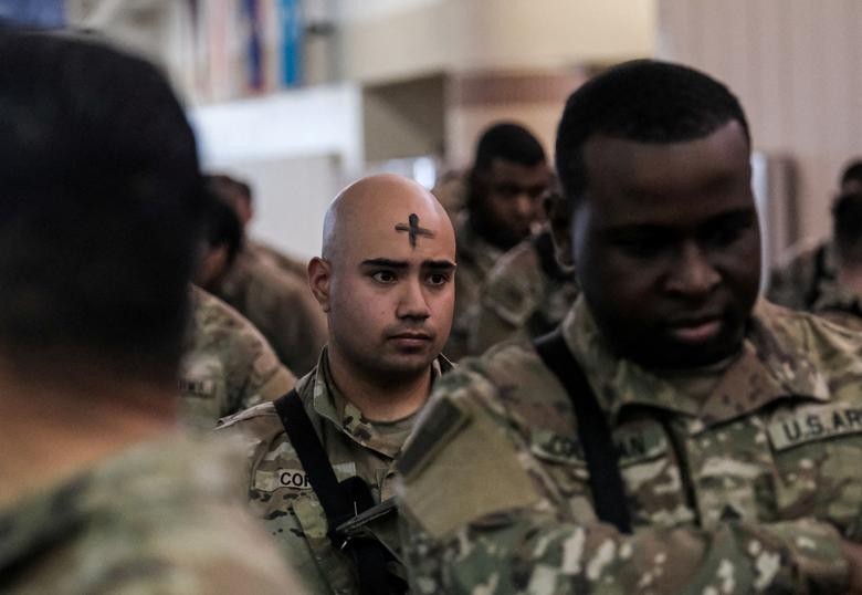 Ảnh ấn tượng tuần (28/2-6/3): Xung đột Nga-Ukraine, Mỹ điều quân đến Đông Âu, tranh cãi vụ cháy nhà máy điện hạt nhân, đổ lỗi nhau về lệnh ngừng bắn