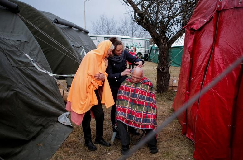 Ảnh ấn tượng tuần (28/2-6/3): Xung đột Nga-Ukraine, Mỹ điều quân đến Đông Âu, tranh cãi vụ cháy nhà máy điện hạt nhân, đổ lỗi nhau về lệnh ngừng bắn