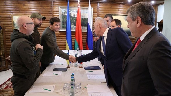 Ảnh ấn tượng tuần (28/2-6/3): Xung đột Nga-Ukraine, Mỹ điều quân đến Đông Âu, tranh cãi vụ cháy nhà máy điện hạt nhân, đổ lỗi nhau về lệnh ngừng bắn