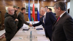 Ảnh ấn tượng tuần (28/2-6/3): Xung đột Nga-Ukraine, Mỹ điều quân đến Đông Âu, tranh cãi vụ cháy nhà máy điện hạt nhân, đổ lỗi nhau về lệnh ngừng bắn