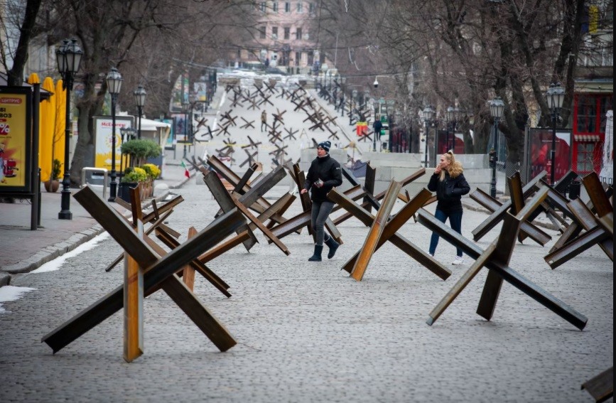 Ảnh ấn tượng tuần (14-20/3): Nga-Ukraine đổ lỗi nhau về vụ đánh bom Mariupol, 'nóng' điện đàm Mỹ-Trung Quốc, ‘nhím gai’ chống tăng ở Odessa