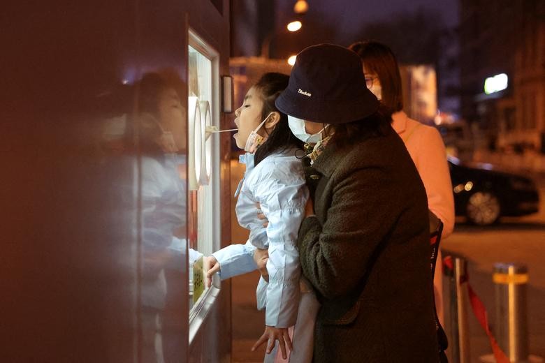 Ảnh ấn tượng tuần (14-20/3): Nga-Ukraine đổ lỗi nhau về vụ đánh bom Mariupol, 'nóng' điện đàm Mỹ-Trung Quốc, ‘nhím gai’ chống tăng ở Odessa