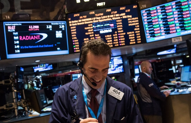 Sắc xanh đỏ đan xen trên thị trường chứng khoán Âu – Mỹ