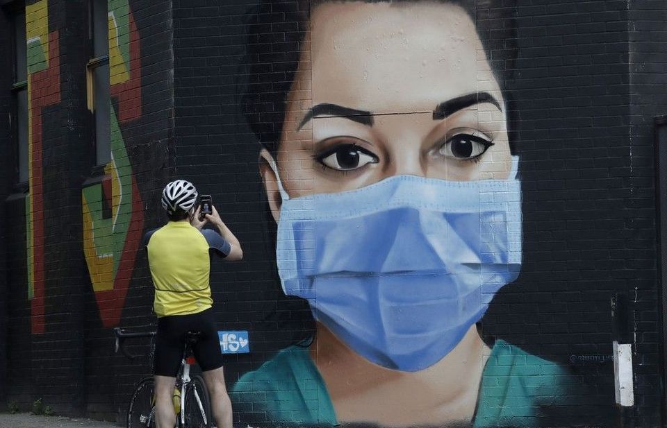 Ảnh ấn tượng tuần (20-26/4): Những bức ảnh không thể sốc hơn về Covid-19, Vũ Hán ‘trở lại’ và chiến sự căng thẳng ở Libya