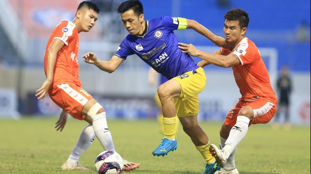 HLV Chu Đình Nghiêm thanh minh về ‘pha xông phi’ của Văn Quyết