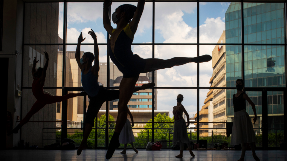 Ảnh ấn tượng tuần (29/3-4/4): Tình hình Myanmar, chiến sự Syria, nước mắt Covid-19 và lời cam kết của Tổng thống Mỹ