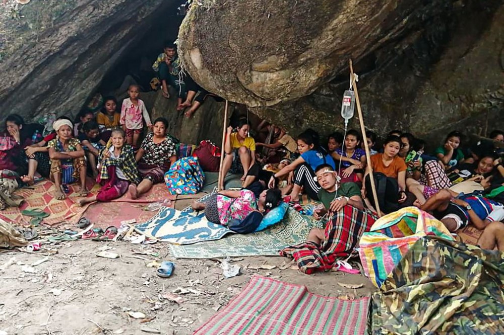 Ảnh ấn tượng tuần (29/3-4/4): Tình hình Myanmar, chiến sự Syria, nước mắt Covid-19 và lời cam kết của Tổng thống Mỹ