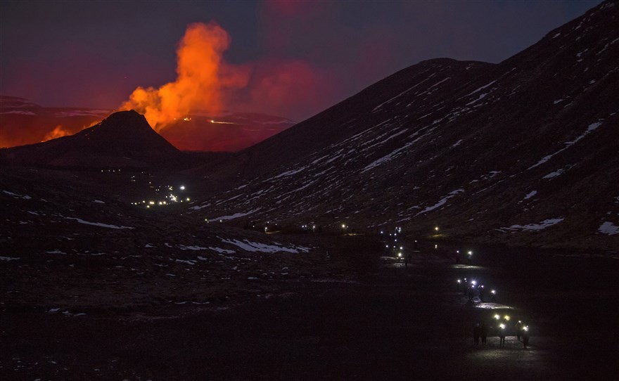 Ảnh ấn tượng tuần (29/3-4/4): Tình hình Myanmar, chiến sự Syria, nước mắt Covid-19 và lời cam kết của Tổng thống Mỹ