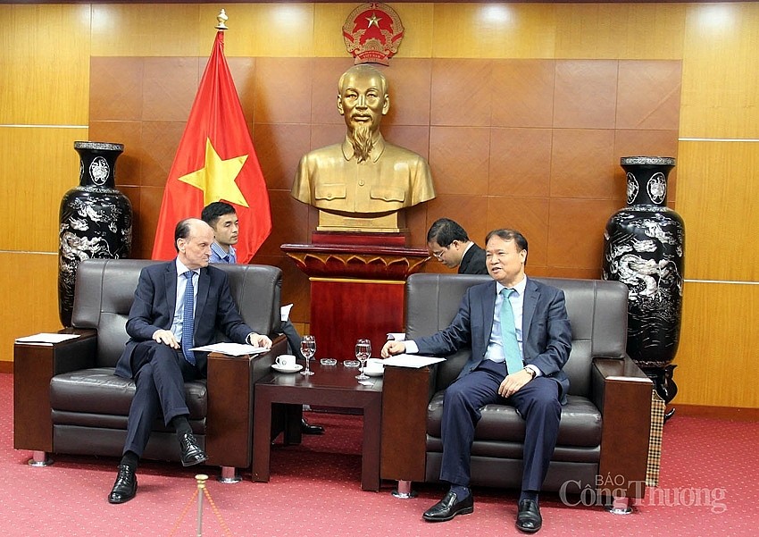 Thứ trưởng Bộ Công Thương Đỗ Thắng Hải và Đại sứ Argentina tại Việt Nam Luis Pablo Maria Beltramino trong buổi làm việc mới đây.