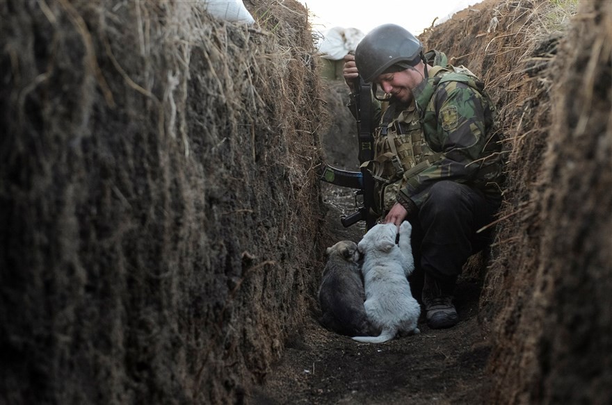 Ảnh ấn tượng tuần (12-18/4): Nụ cười trên chiến hào biên giới Nga-Ukraine, kỷ lục buồn Covid-19 và khiêu vũ ở Triều Tiên