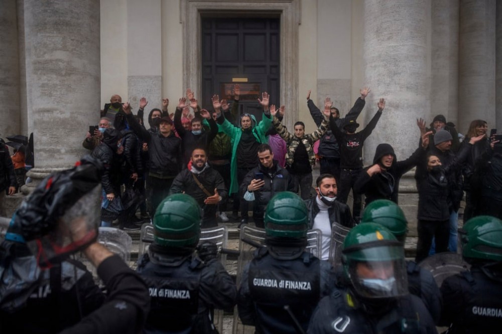 Ảnh ấn tượng tuần (12-18/4): Nụ cười trên chiến hào biên giới Nga-Ukraine, kỷ lục buồn Covid-19 và khiêu vũ ở Triều Tiên