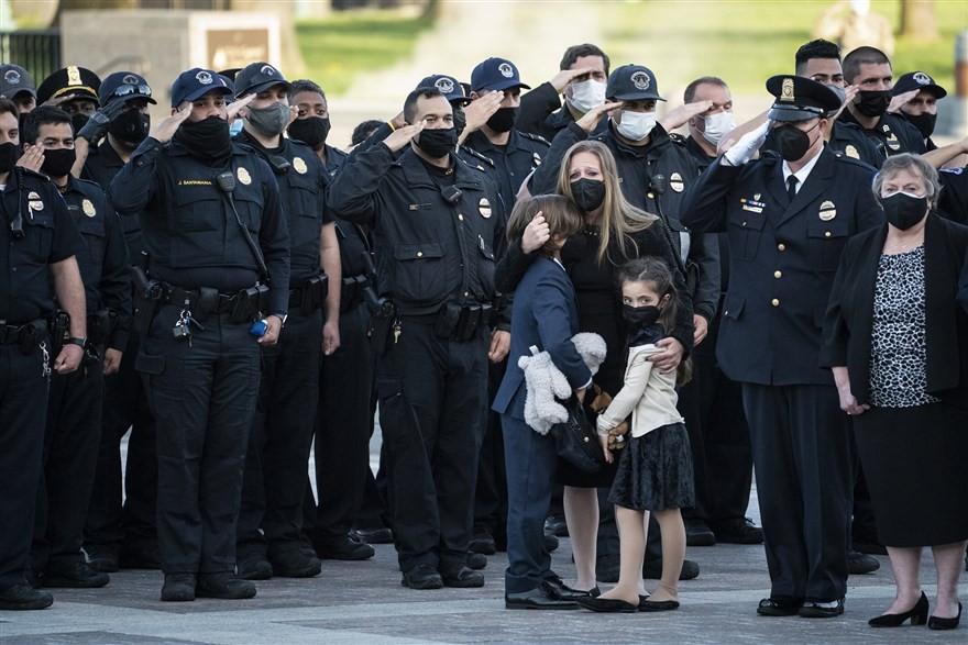 Ảnh ấn tượng tuần (12-18/4): Nụ cười trên chiến hào biên giới Nga-Ukraine, kỷ lục buồn Covid-19 và khiêu vũ ở Triều Tiên