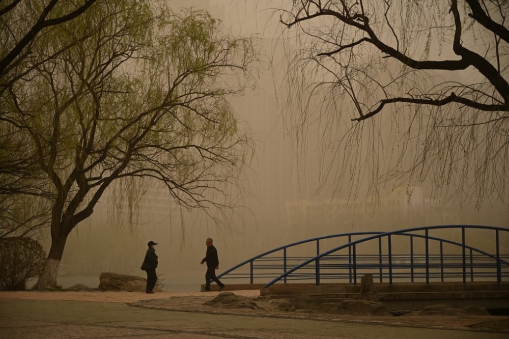 Ảnh ấn tượng tuần (12-18/4): Nụ cười trên chiến hào biên giới Nga-Ukraine, kỷ lục buồn Covid-19 và khiêu vũ ở Triều Tiên