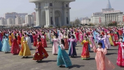 Ảnh ấn tượng tuần (12-18/4): Nụ cười trên chiến hào biên giới Nga-Ukraine, kỷ lục buồn Covid-19 và khiêu vũ ở Triều Tiên