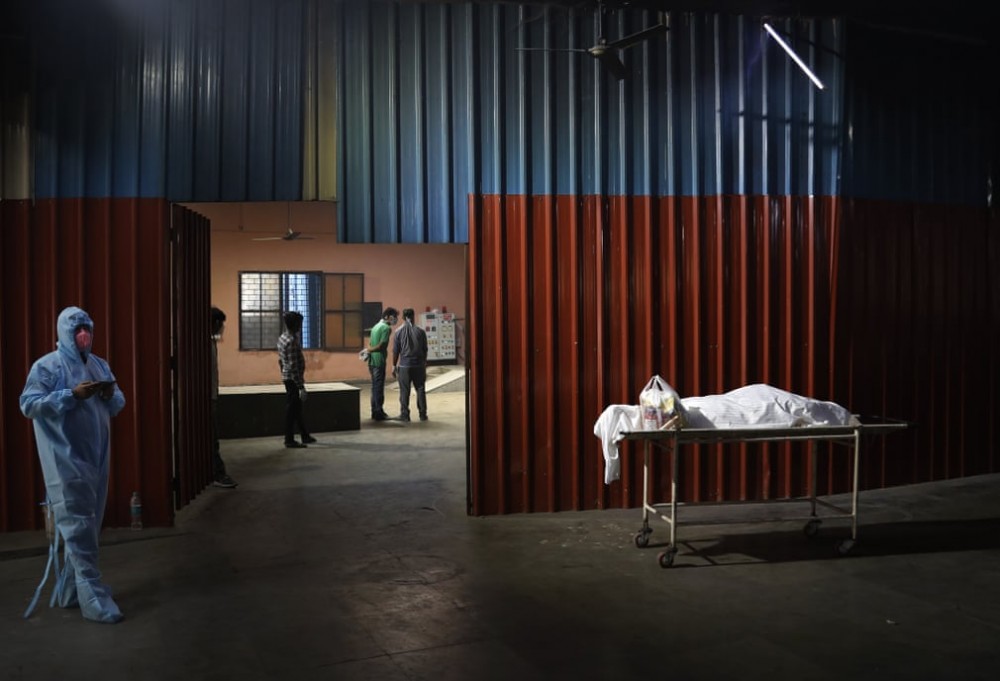 Ảnh ấn tượng tuần (19-25/4): Tang tóc Covid-19 ở Ấn Độ, Nga-Ukraine giảm nhiệt, nóng vụ Navalny và thảm họa chìm tàu Indonesia