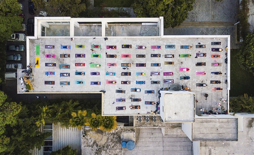 Ảnh ấn tượng tuần (19-25/4): Tang tóc Covid-19 ở Ấn Độ, Nga-Ukraine giảm nhiệt, nóng vụ Navalny và thảm họa chìm tàu Indonesia