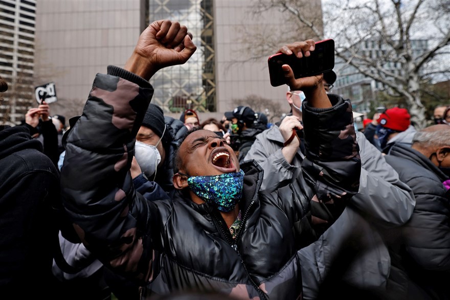 Ảnh ấn tượng tuần (19-25/4): Tang tóc Covid-19 ở Ấn Độ, Nga-Ukraine giảm nhiệt, nóng vụ Navalny và thảm họa chìm tàu Indonesia