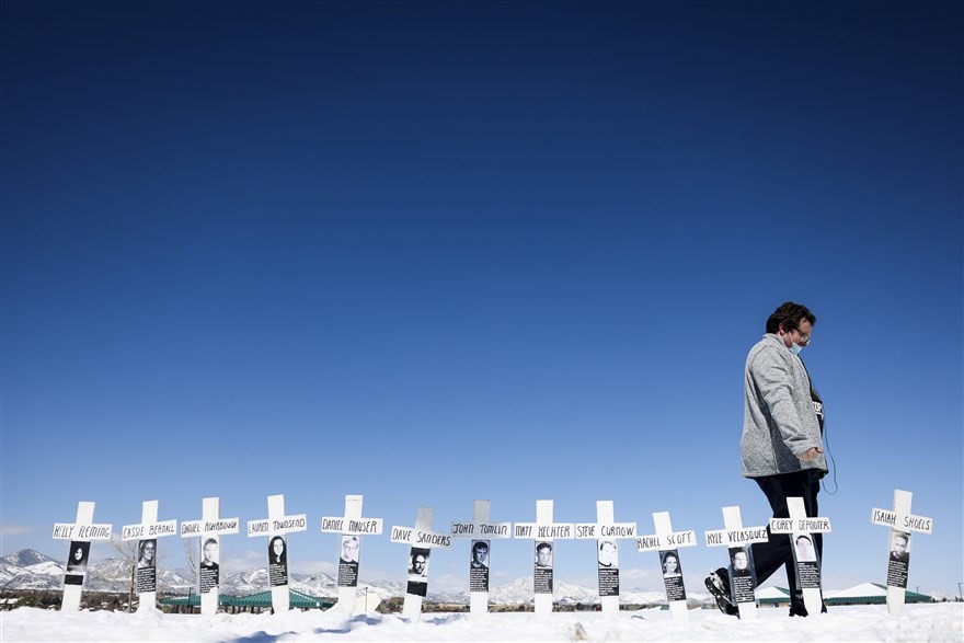 Ảnh ấn tượng tuần (19-25/4): Tang tóc Covid-19 ở Ấn Độ, Nga-Ukraine giảm nhiệt, nóng vụ Navalny và thảm họa chìm tàu Indonesia