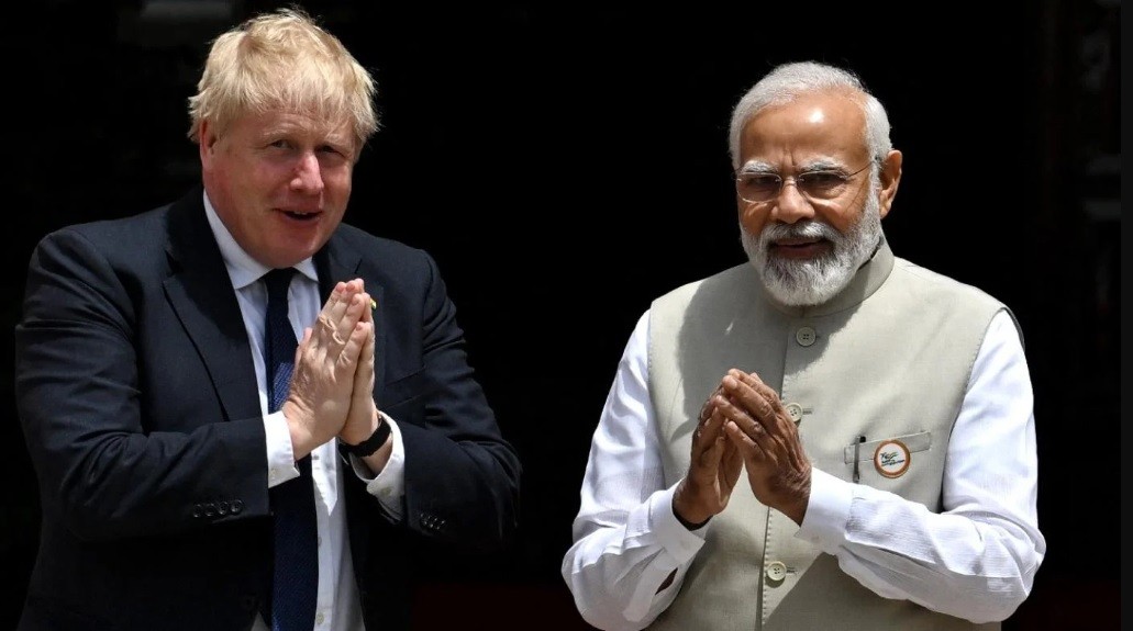 Ảnh ấn tượng tuần (18-24/4): Xung đột Nga-Ukraine, pháo kích ở Mariupol, cháy nhà máy lọc dầu Lysychansk, chạy trốn khỏi Lviv và tên lửa ở Gaza