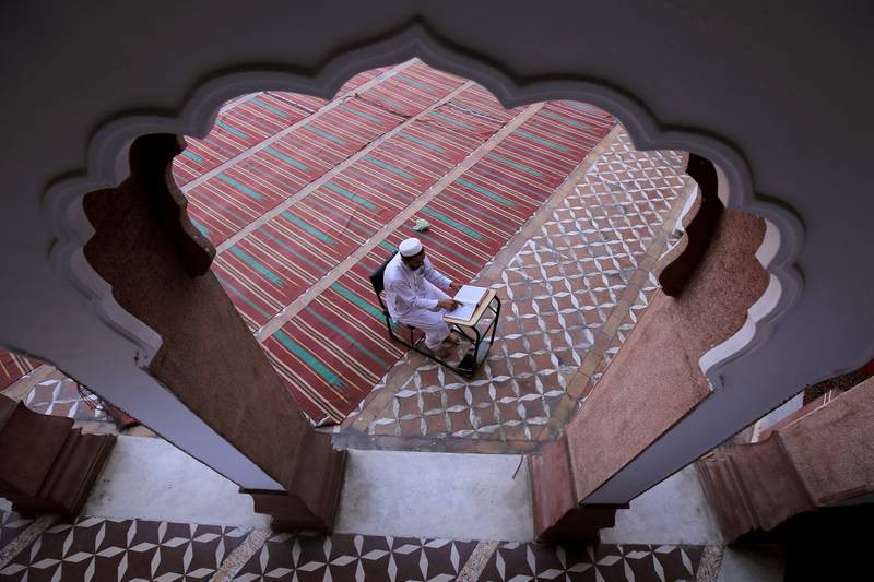 Ảnh ấn tượng tuần (18-24/4): Xung đột Nga-Ukraine, pháo kích ở Mariupol, cháy nhà máy lọc dầu Lysychansk, chạy trốn khỏi Lviv và tên lửa ở Gaza