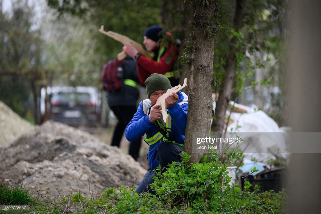 Ảnh ấn tượng tuần (18-24/4): Xung đột Nga-Ukraine, pháo kích ở Mariupol, cháy nhà máy lọc dầu Lysychansk, chạy trốn khỏi Lviv và tên lửa ở Gaza