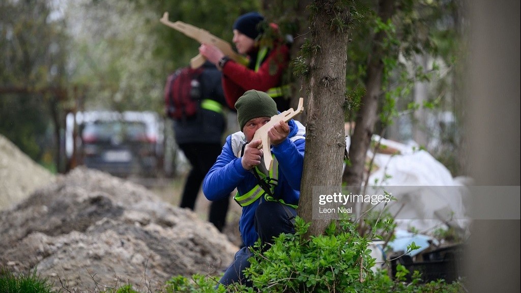 Ảnh ấn tượng tuần (18-24/4): Xung đột Nga-Ukraine, pháo kích ở Mariupol, cháy nhà máy lọc dầu Lysychansk, chạy trốn khỏi Lviv và tên lửa ở Gaza