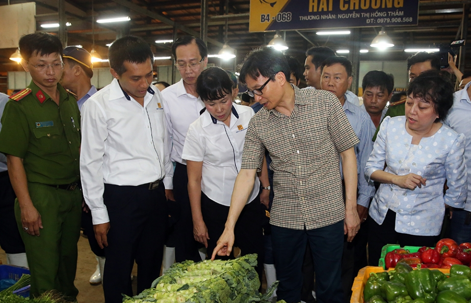 Phó Thủ tướng Vũ Đức Đam thị sát chợ đầu mối ở Thành phố Hồ Chí Minh