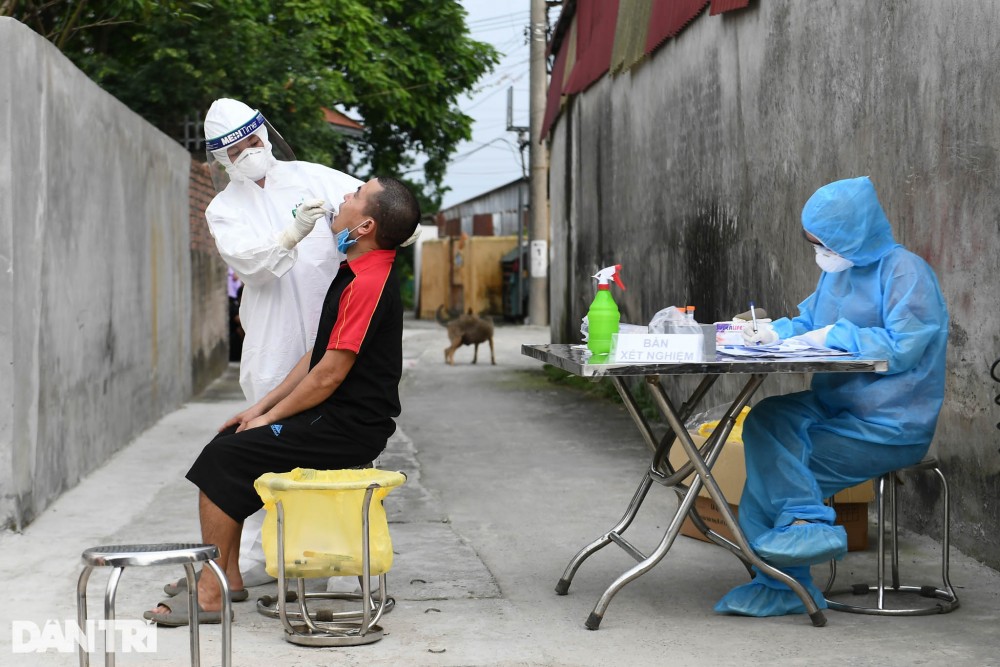 Lấy mẫu xét nghiệm Covid-19 tại Hà Nội. (Nguồn: Dân trí) Lấy mẫu xét nghiệm Covid-19 tại Hà Nội. (Nguồn: Dân trí)