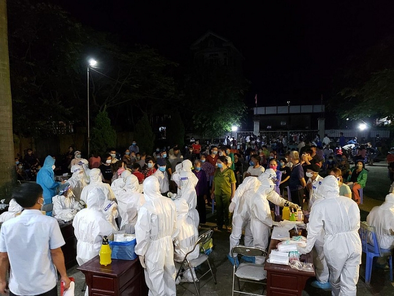 Cơ quan chức năng tỉnh Bắc Ninh lấy mẫu xét nghiệm Covid-19 cho người dân trong đêm 7/5. (Nguồn: Tiền phong)