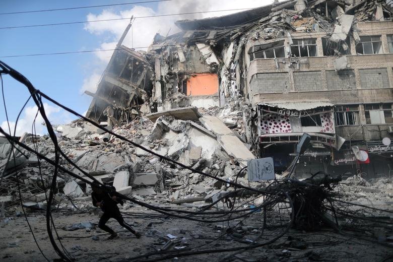 Ảnh ấn tượng tuần 10 16/5: Choáng với khói lửa rocket giữa Israel-Palestine ở Dải Gaza, nỗi đau Covid-19 và xả súng tại Nga