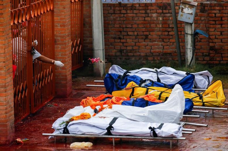 Ảnh ấn tượng tuần 10 16/5: Choáng với khói lửa rocket giữa Israel-Palestine ở Dải Gaza, nỗi đau Covid-19 và xả súng tại Nga