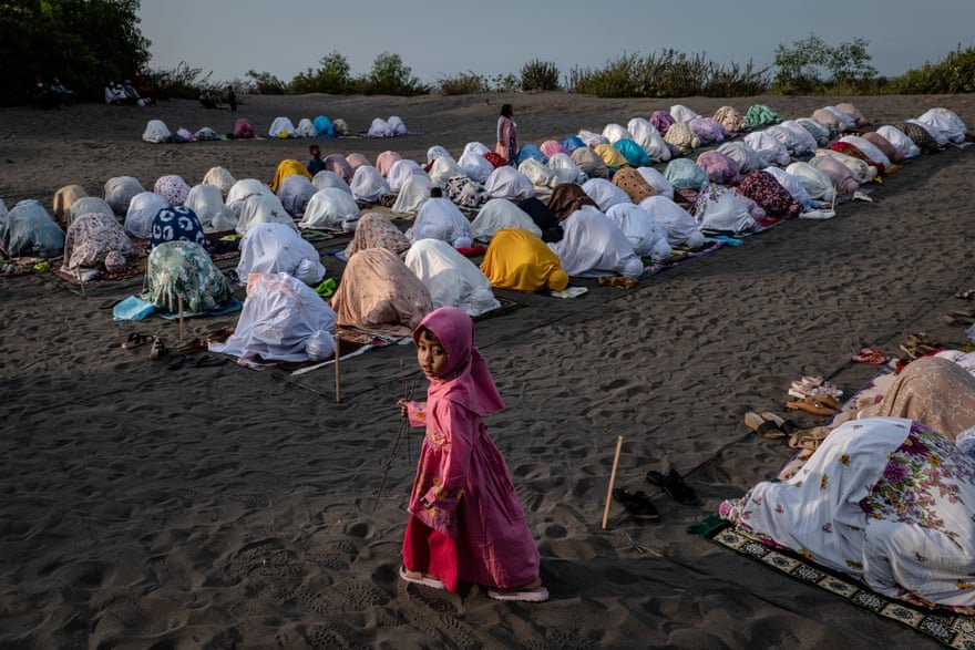 Ảnh ấn tượng tuần 10 16/5: Choáng với khói lửa rocket giữa Israel-Palestine ở Dải Gaza, nỗi đau Covid-19 và xả súng tại Nga