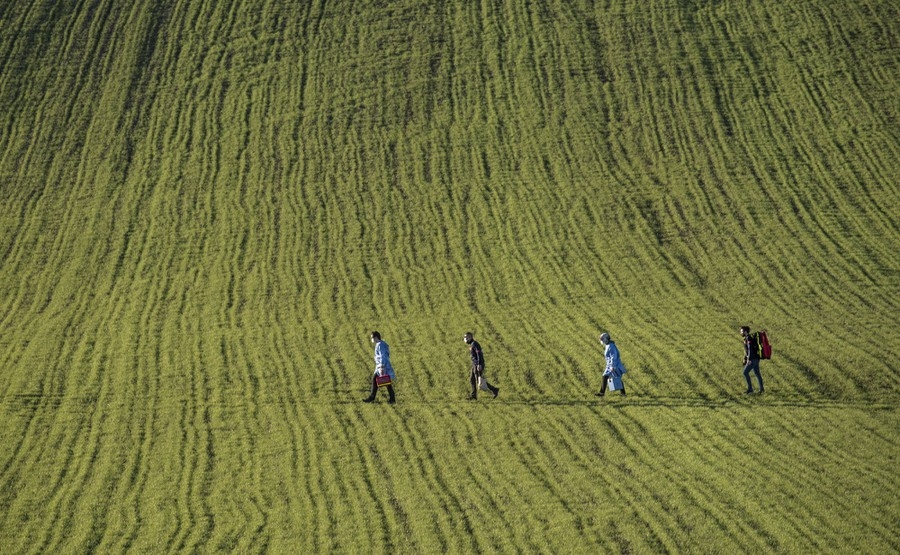 Ảnh ấn tượng tuần 17-23/5: Nước mắt ở Dải Gaza, Tổng thống Mỹ Joe Biden lái xe bán tải và niềm xót thương Covid-19