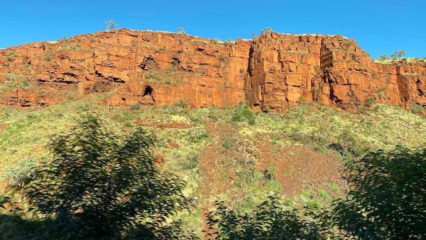Những vách đá đỏ giàu quặng sắt ở vùng Pilbara, Australia. (Nguồn: ABC News) Những vách đá đỏ giàu quặng sắt ở vùng Pilbara, Australia. (Nguồn: ABC News)
