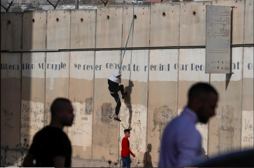 Ảnh ấn tượng tuần (25/4-1/5): Ukraine xả đập thủy điện ngăn quân Nga, Moscow chuẩn bị duyệt binh, Triều Tiên khoe tên lửa đạn đạo xuyên lục địa