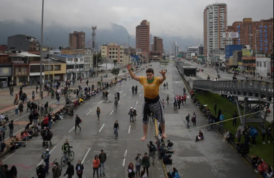 Ảnh ấn tượng tuần (25/4-1/5): Ukraine xả đập thủy điện ngăn quân Nga, Moscow chuẩn bị duyệt binh, Triều Tiên khoe tên lửa đạn đạo xuyên lục địa